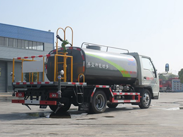 福田小卡蓝牌 4.5方多功能抑尘车