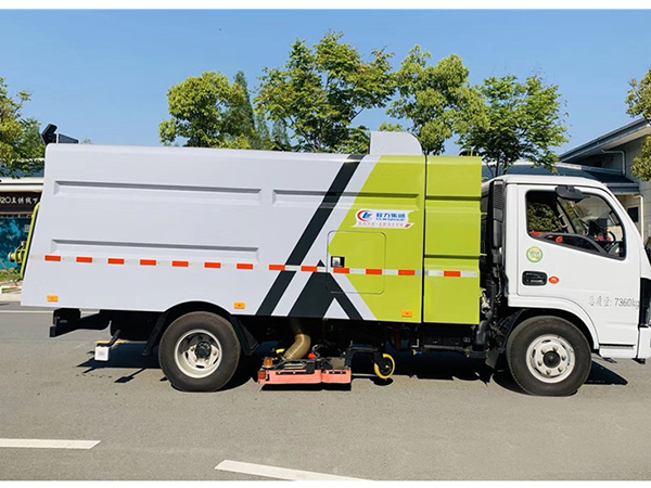 国六小多利卡5吨1水4尘吸尘车