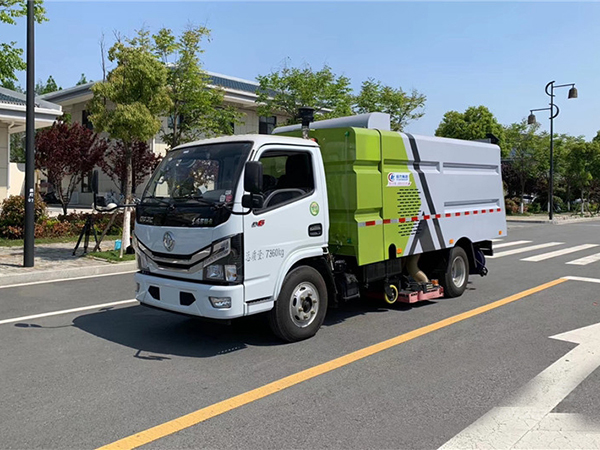 国六小多利卡5吨1水4尘吸尘车