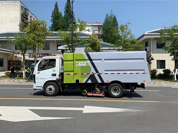 国六小多利卡5吨1水4尘吸尘车