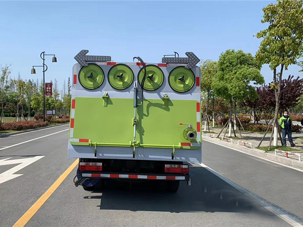 国六小多利卡5吨1水4尘吸尘车