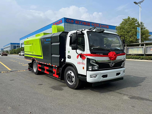 东风大多利卡后置滚扫吸尘车