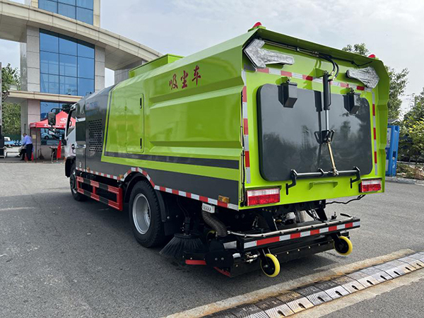 东风大多利卡后置滚扫吸尘车
