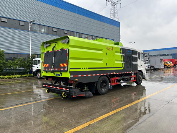 东风天锦后置吸尘车