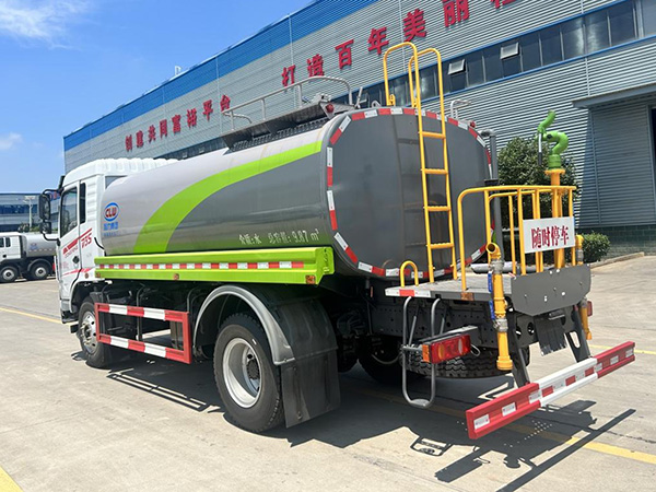 东风专底系列12.3方洒水车