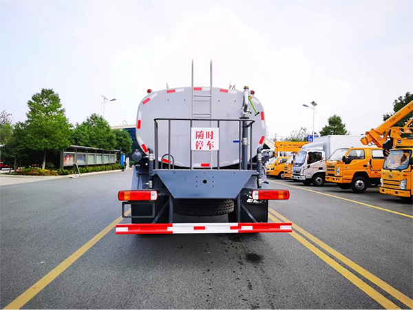 重汽TX系列13.7方绿化喷洒车