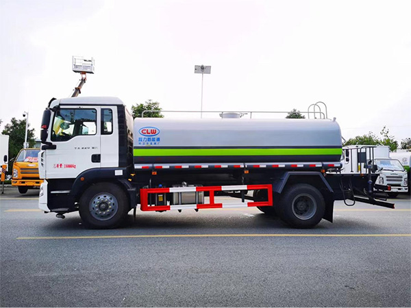 重汽TX系列13.7方绿化喷洒车
