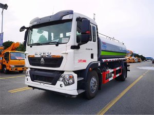 重汽TX系列13.7方绿化喷洒车