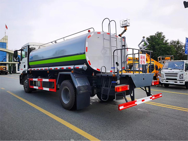 重汽TX系列13.7方绿化喷洒车