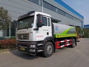 重汽汕德卡13.6方绿化喷洒车