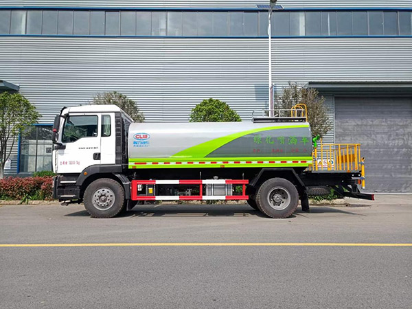 重汽汕德卡13.6方绿化喷洒车