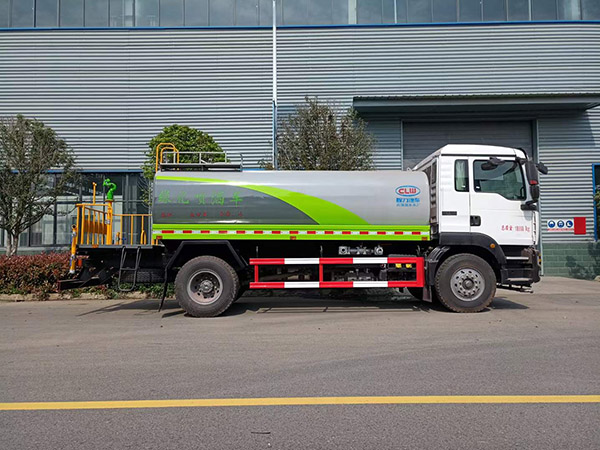 重汽汕德卡13.6方绿化喷洒车