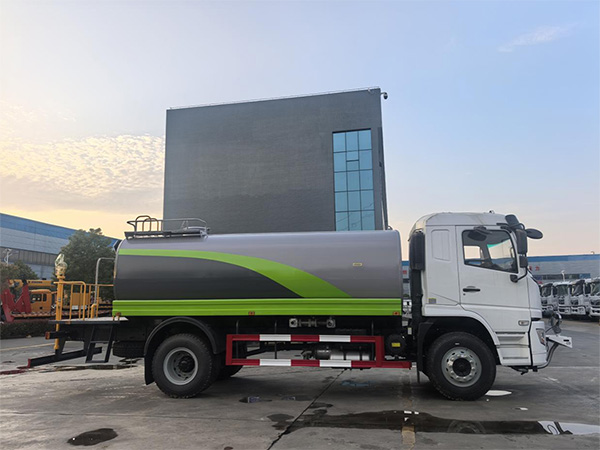 陕汽德龙L5000系列16方洒水车