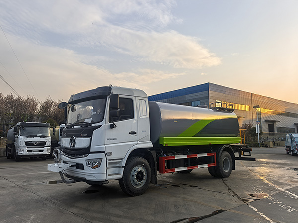 陕汽德龙L5000系列16方洒水车
