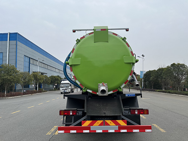 重汽豪沃13.8方吸污车