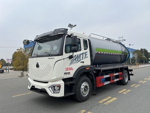 重汽豪沃13.8方吸污车