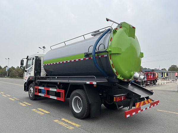 重汽豪沃13.8方吸污车