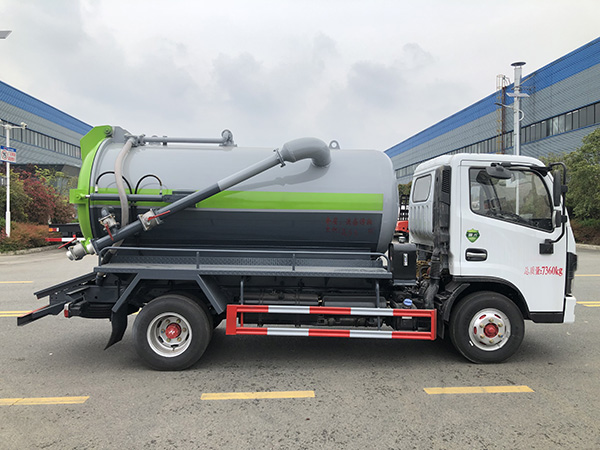 东风小多利卡吸污车