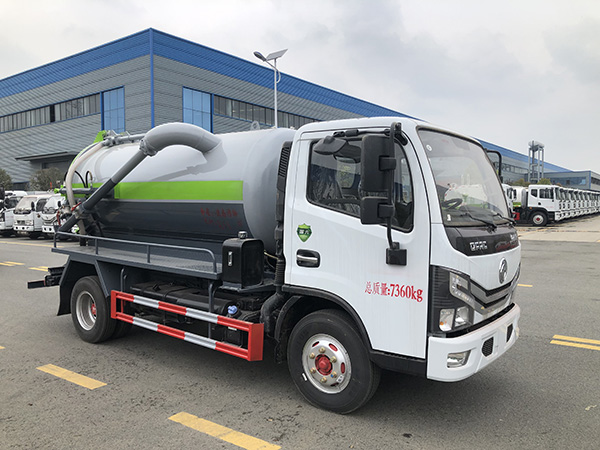 东风小多利卡吸污车