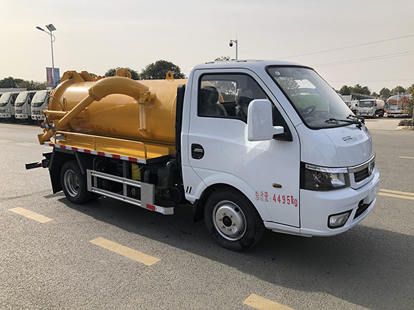 东风途逸吸污车