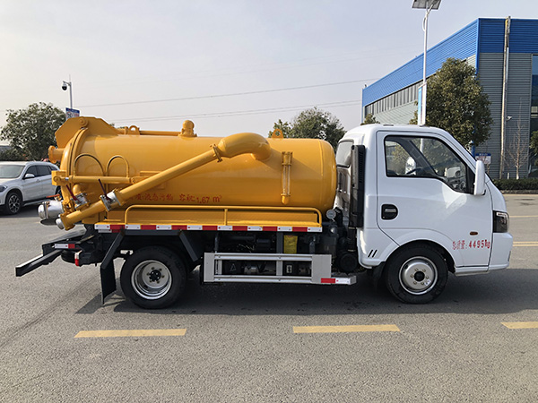 东风途逸吸污车