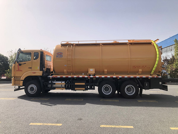 豪沃重载13.8方吸污车