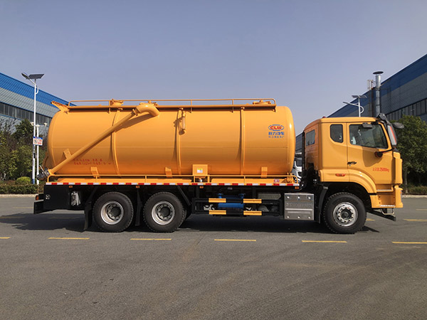 豪沃重载13.8方吸污车