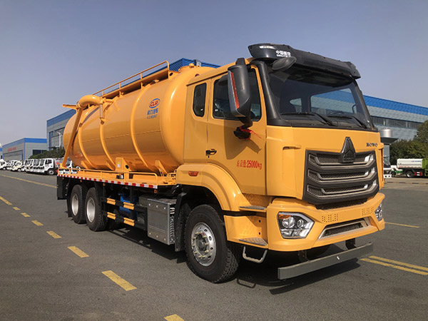 豪沃重载13.8方吸污车