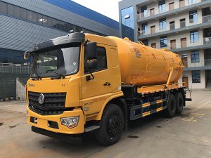 东风专底后双桥吸污车