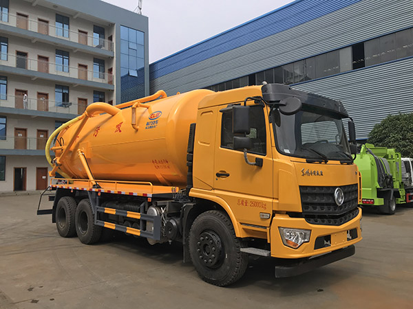 东风专底后双桥吸污车