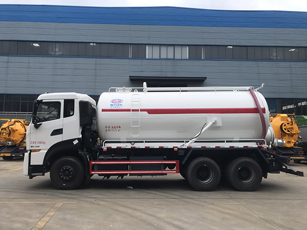 东风天龙吸污车