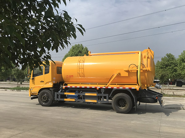 东风天锦吸污车