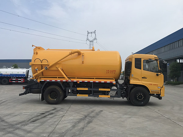 东风天锦吸污车