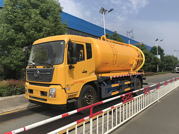东风天锦吸污车
