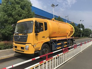 东风天锦吸污车