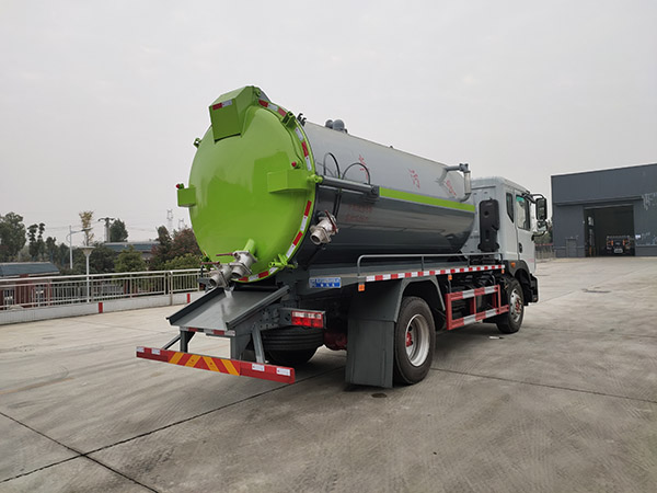 东风D9  3950轴距吸污车