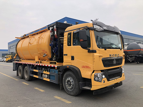 重汽豪沃清洗吸污车