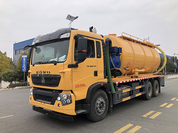 重汽豪沃清洗吸污车
