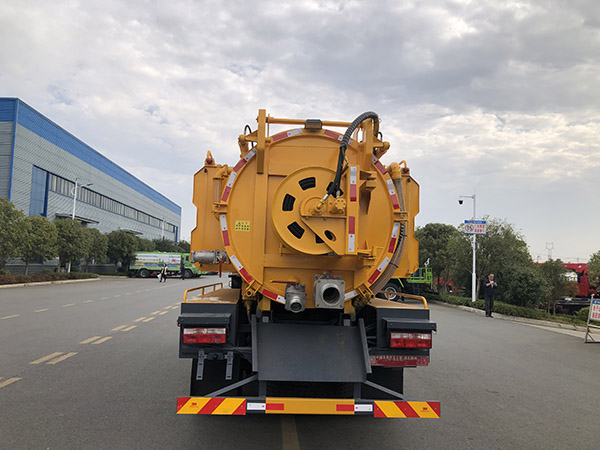 东风多利卡12.7清洗吸污车