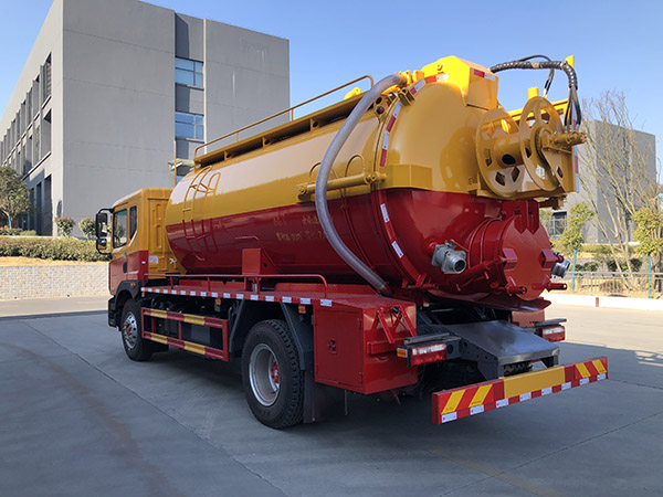 东风D9清洗污车