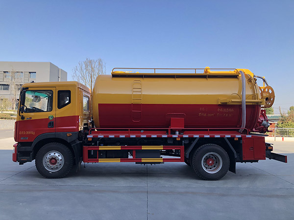 东风D9清洗污车